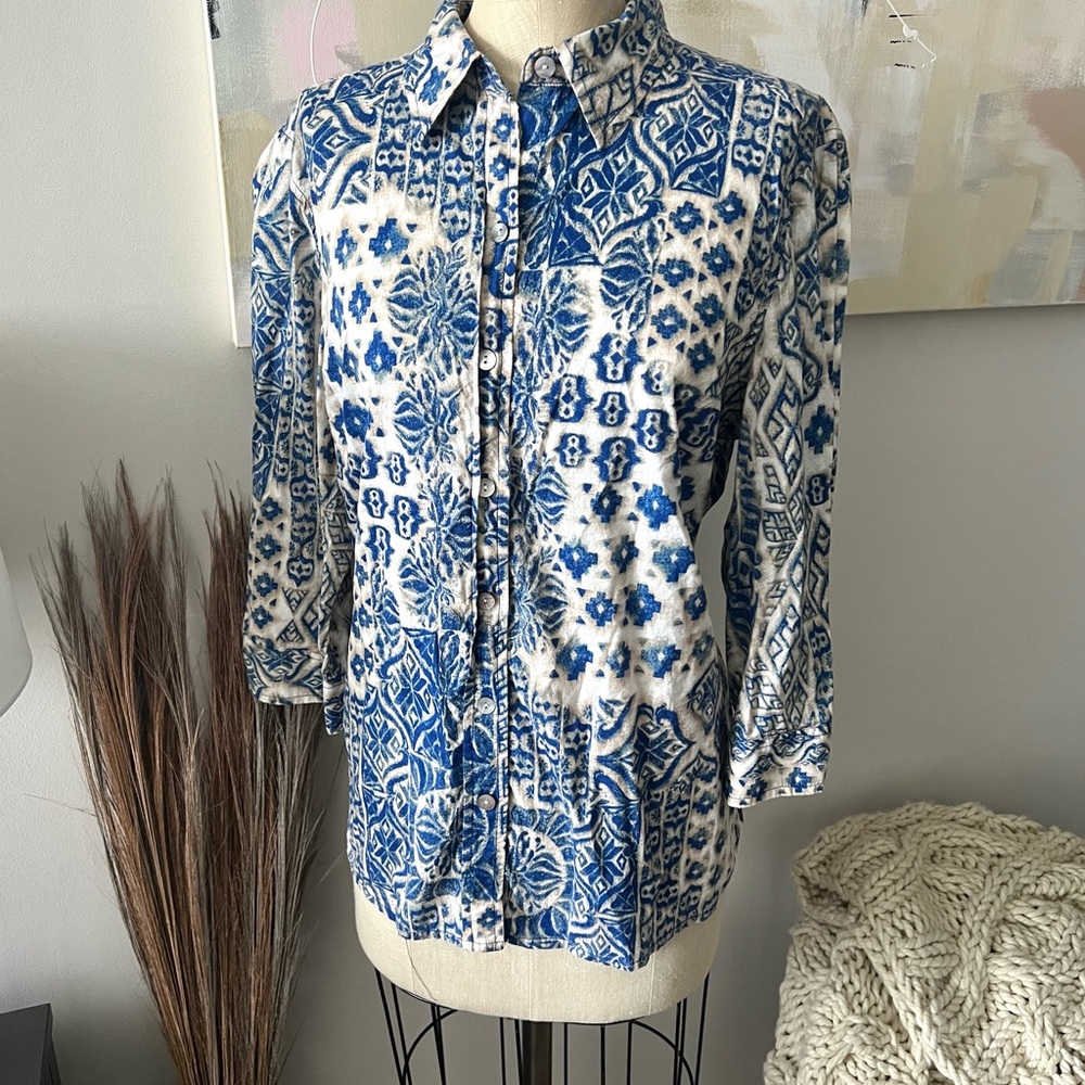 Chico’s multi printed 3/4 sleeve button front top women’s size 3 or XL blue
